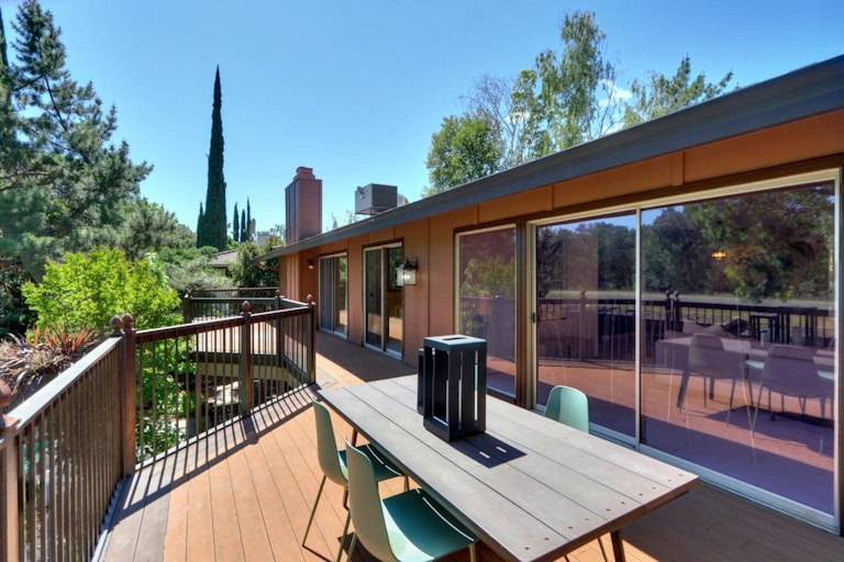Photo 16 of 70 - 4040 Crondall Dr, Sacramento, CA 95864