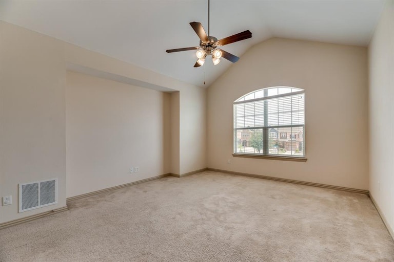 Photo 11 of 19 - 3824 Vienna St, Irving, TX 75038