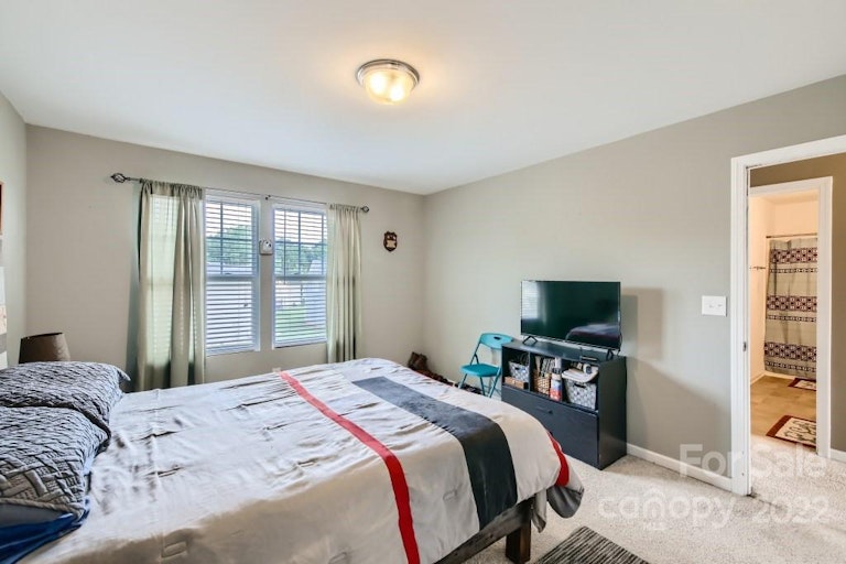 Photo 17 of 33 - 649 Cliffs Inn Cir, Charlotte, NC 28214