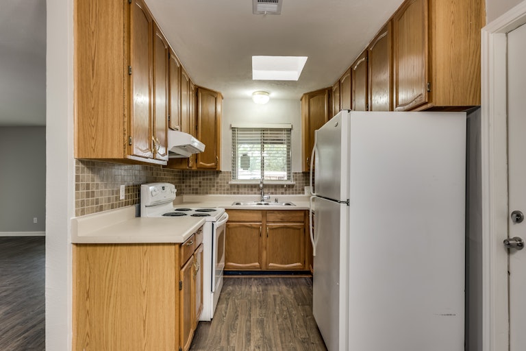 Photo 3 of 23 - 2218 Darrell Ct, Irving, TX 75060