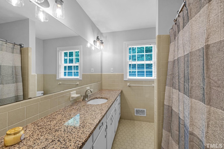Photo 8 of 18 - 6716 Candlewood Dr, Raleigh, NC 27612