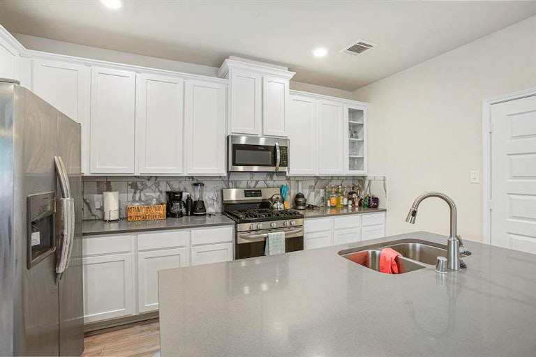 Photo 8 of 31 - 227 Murrieta Ln, Rosharon, TX 77583