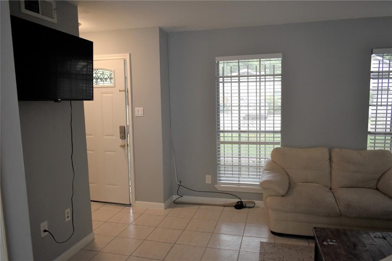 Photo 4 of 23 - 10018 Knoboak Dr #13, Houston, TX 77080