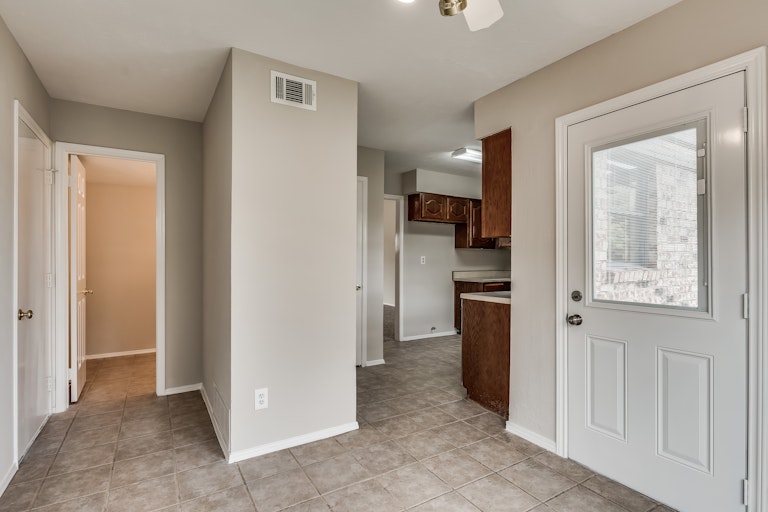 Photo 14 of 23 - 3434 Briaroaks Dr, Garland, TX 75044