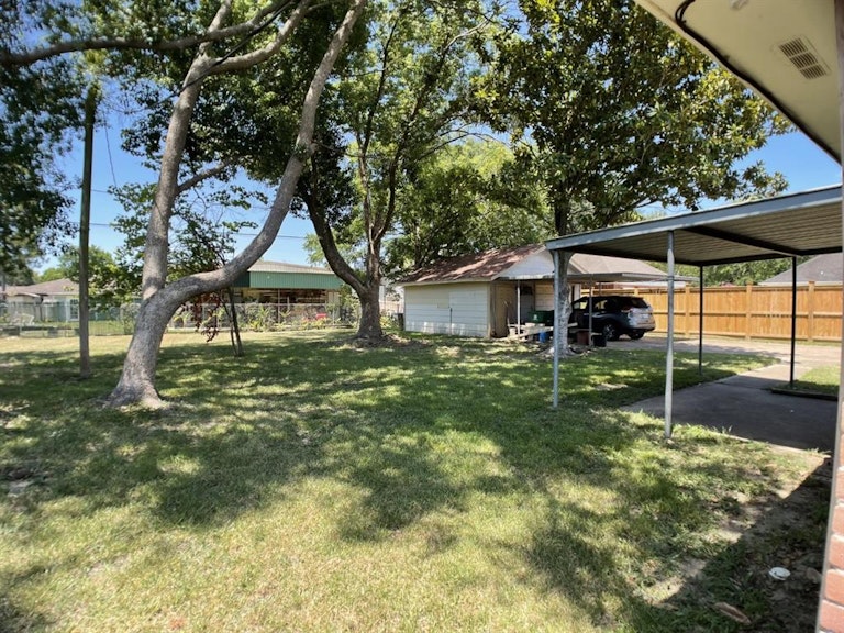 Photo 6 of 7 - 8017 Holiday Ln, Houston, TX 77075