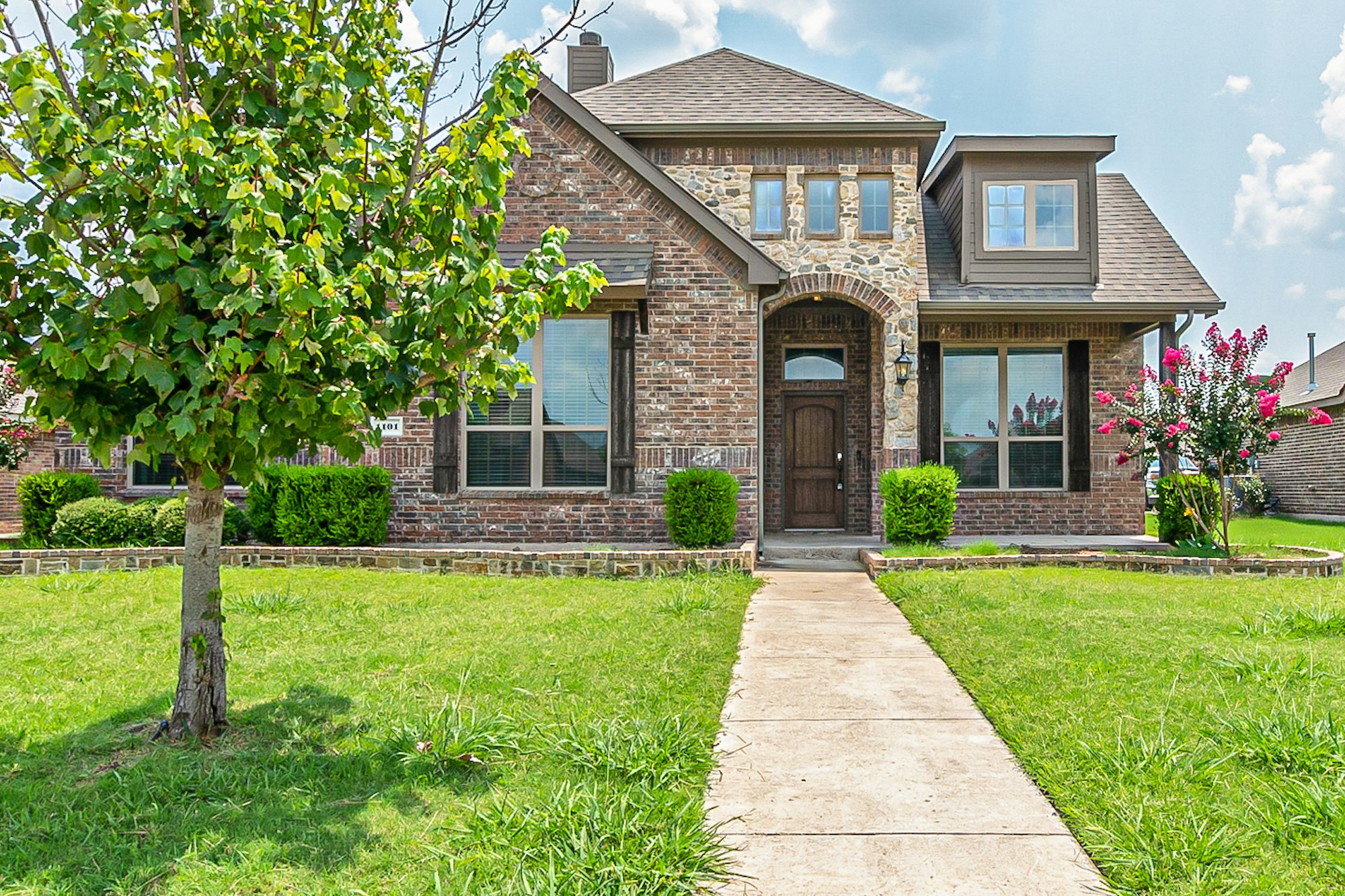 Photo 1 of 26 - 1101 Colonial Dr, Royse City, TX 75189