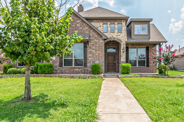Photo 1 of 26 - 1101 Colonial Dr, Royse City, TX 75189