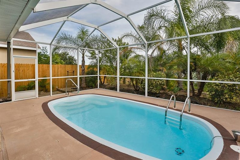 Photo 2 of 24 - 5209 Clover Mist Dr, Apollo Beach, FL 33572