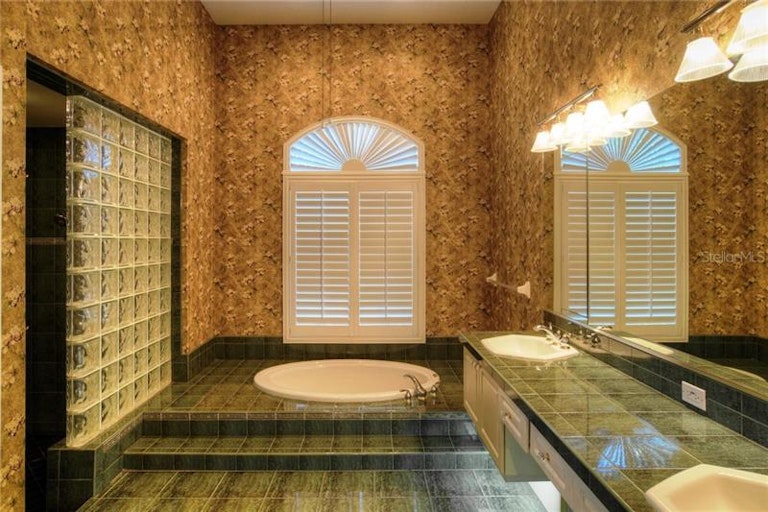 Photo 12 of 25 - 18630 Avenue Capri, Lutz, FL 33558