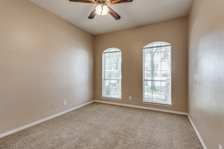 Photo 20 of 28 - 3213 Staghorn Cir, Denton, TX 76208