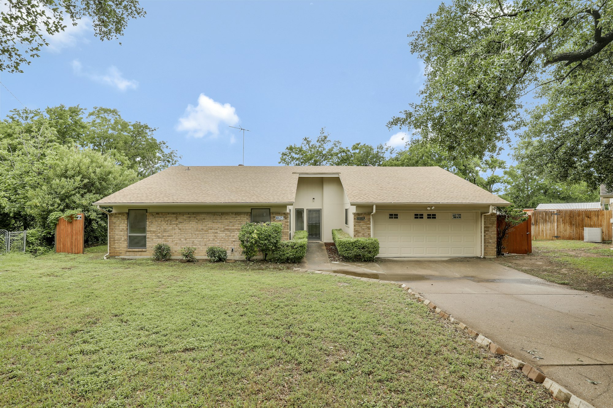 Photo 1 of 26 - 5050 Tierney Ct N, Fort Worth, TX 76112