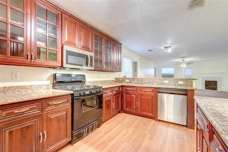 Photo 3 of 18 - 16807 Mission Ridge Ln, Houston, TX 77073