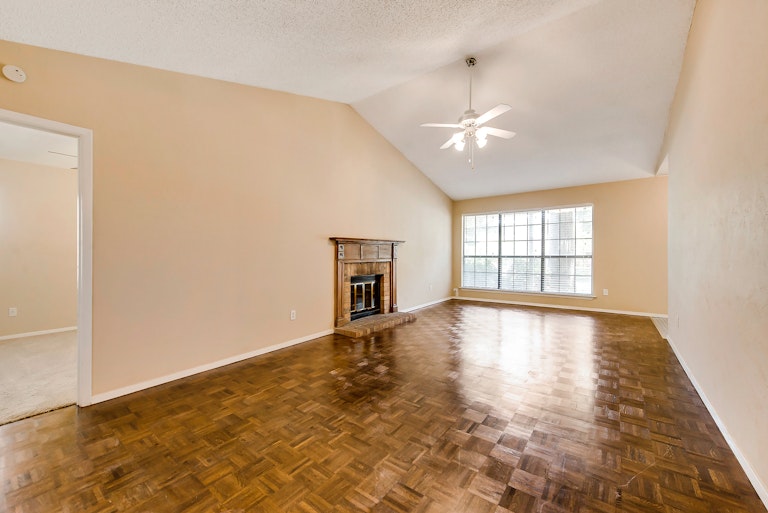 Photo 3 of 25 - 419 Thorn Wood Dr, Euless, TX 76039