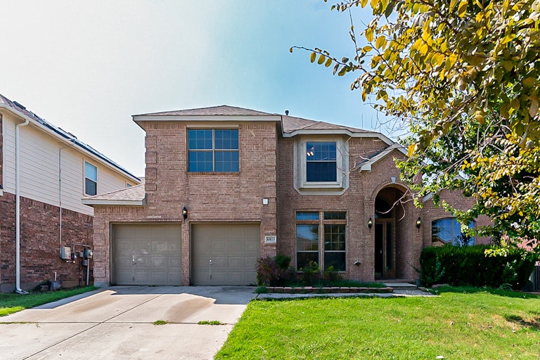 Photo 1 of 32 - 6813 White River Dr, Fort Worth, TX 76179