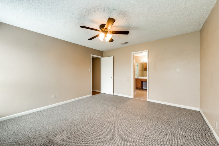Photo 11 of 20 - 10925 Hornby St, Fort Worth, TX 76108