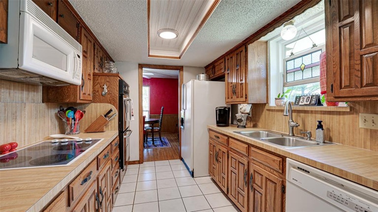Photo 18 of 33 - 505 Newcastle Dr, Desoto, TX 75115