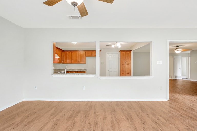 Photo 11 of 25 - 2233 Biscayne Dr W, Irving, TX 75060