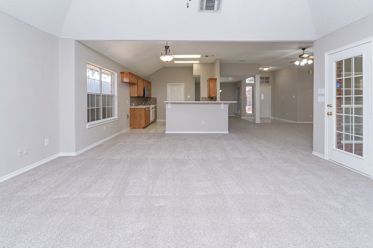 Photo 15 of 25 - 10170 Meadowcrest Dr, Benbrook, TX 76126
