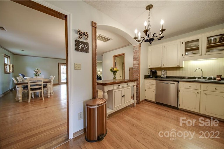 Photo 14 of 47 - 5802 Hillcrest Cir, Indian Trail, NC 28079