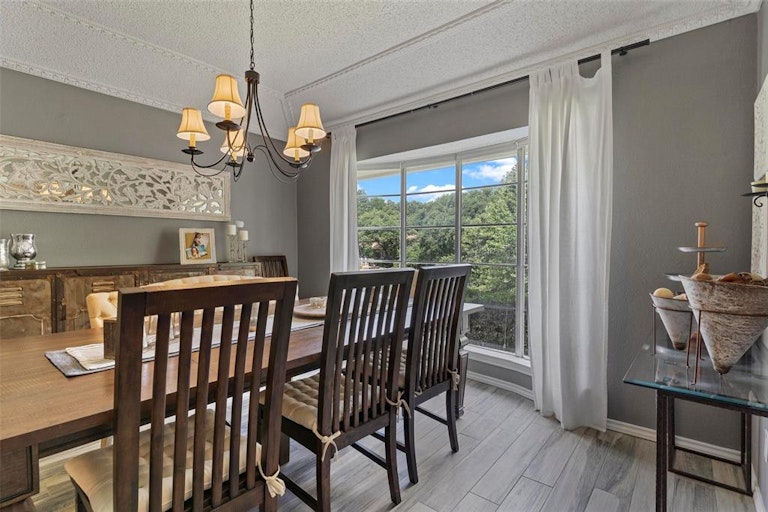 Photo 10 of 31 - 2405 Drawbridge Dr, Arlington, TX 76012