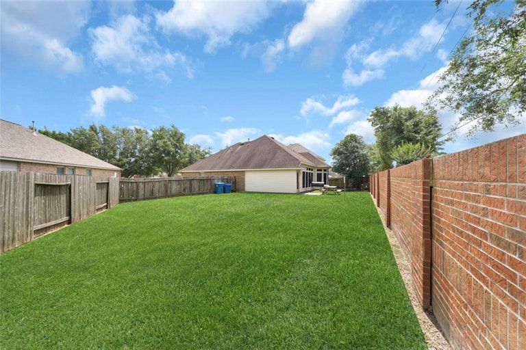 Photo 19 of 20 - 5414 Cunningham Ln, Rosenberg, TX 77471
