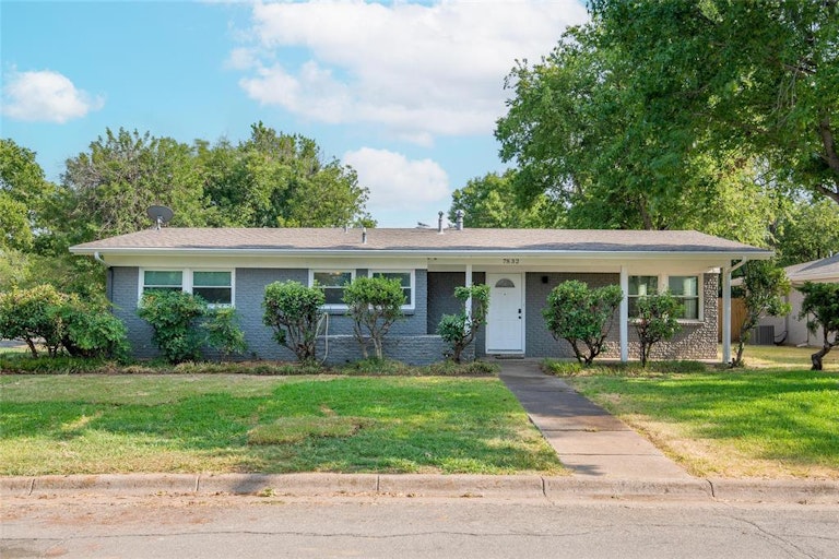 Photo 1 of 27 - 7832 Mary Frances Ln, North Richland Hills, TX 76180