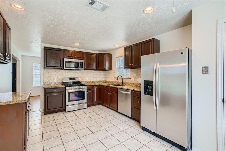 Photo 10 of 28 - 2903 Queen Victoria St, Pearland, TX 77581