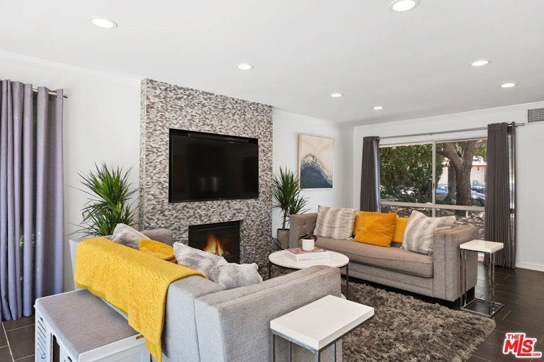 Photo 4 of 37 - 22334 Liberty Bell Rd, Calabasas, CA 91302