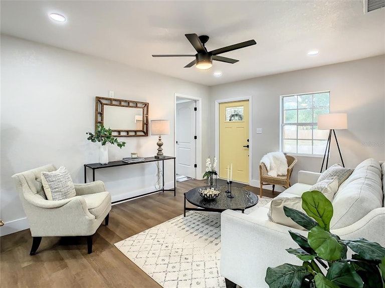 Photo 5 of 26 - 420 40th St S, Saint Petersburg, FL 33711
