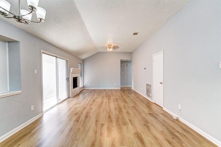 Photo 14 of 28 - 5631 Gineridge Dr, Houston, TX 77053