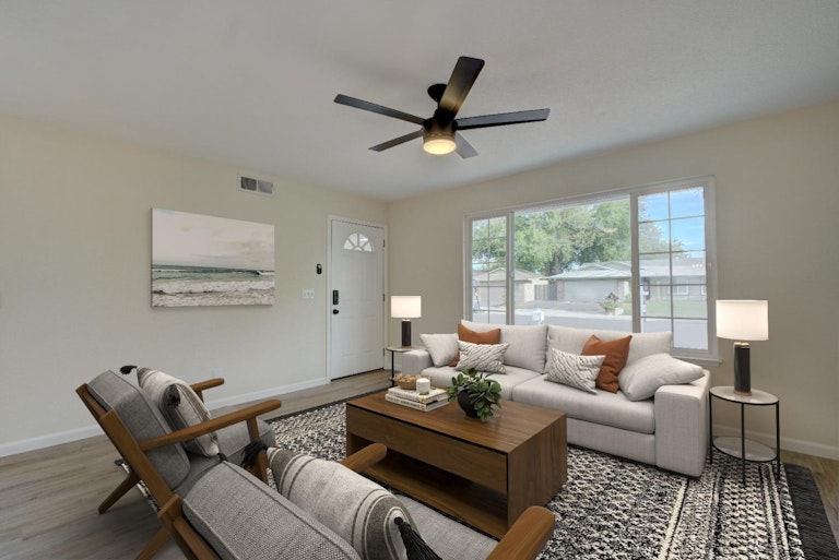 Photo 2 of 16 - 350 Valleywood Dr, Woodland, CA 95695