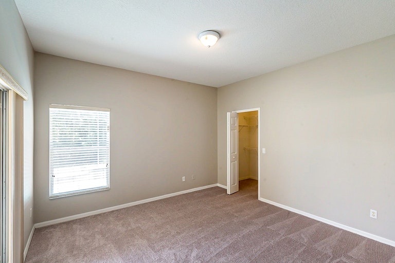 Photo 17 of 33 - 1621 Anna Catherine Dr, Orlando, FL 32828