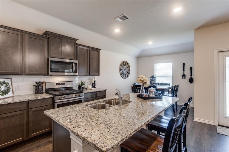 Photo 12 of 23 - 1004 Chuckwagon Ln, Princeton, TX 75407