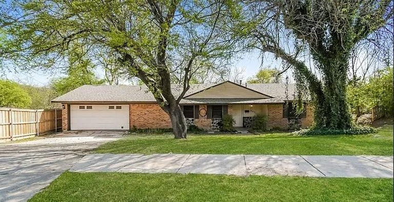 Photo 1 of 30 - 922 SE 5th St, Grand Prairie, TX 75051