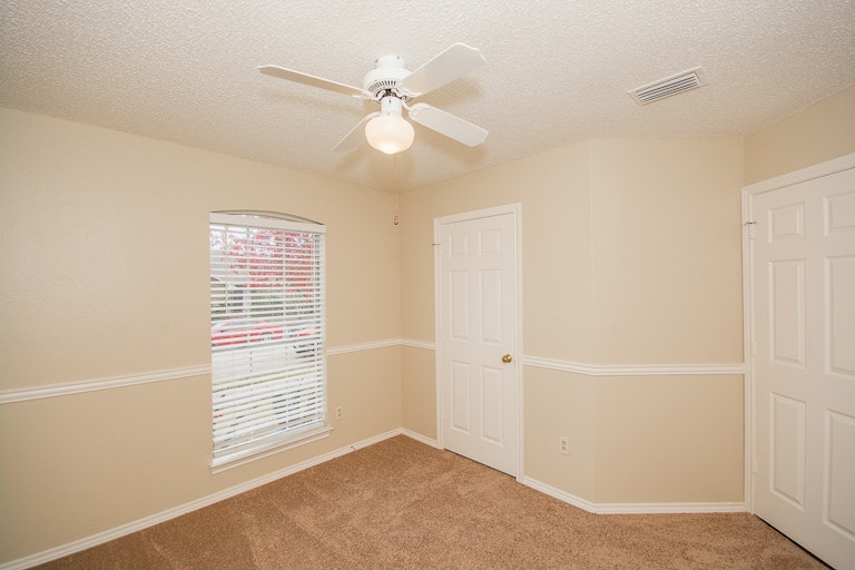 Photo 18 of 28 - 1517 Wesley Dr, Mesquite, TX 75149