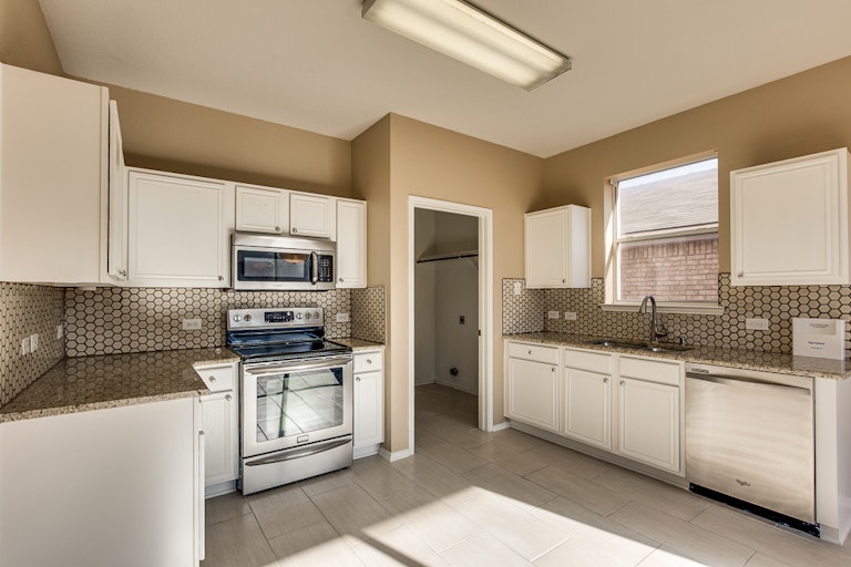 Photo 14 of 31 - 2700 Mountain Lion Dr, Fort Worth, TX 76244