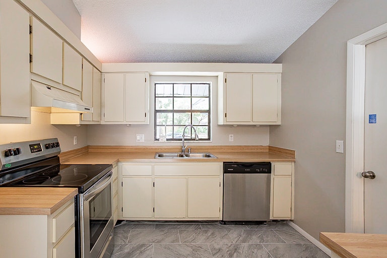 Photo 4 of 20 - 1237 Silver Palm Dr, Altamonte Springs, FL 32714