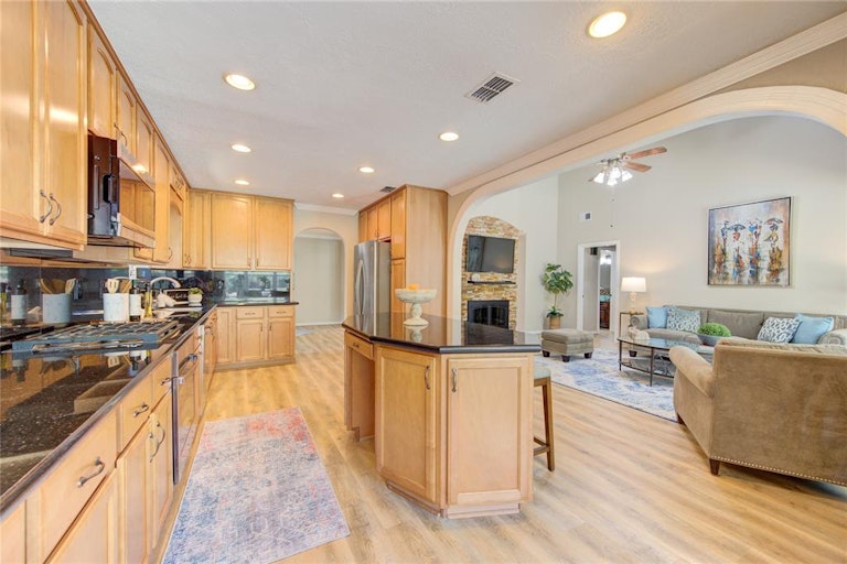 Photo 12 of 32 - 14118 Barryknoll Ln, Houston, TX 77079