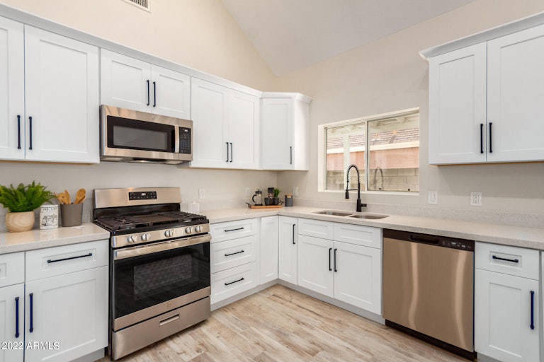 Photo 7 of 20 - 325 E Mitchell Dr, Phoenix, AZ 85012