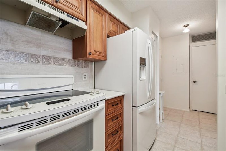 Photo 13 of 51 - 2333 Feather Sound Dr Unit B507, Clearwater, FL 33762