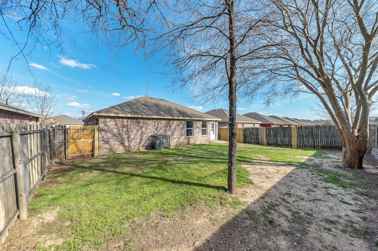 Photo 22 of 23 - 1143 Galicia Ln, Dallas, TX 75217