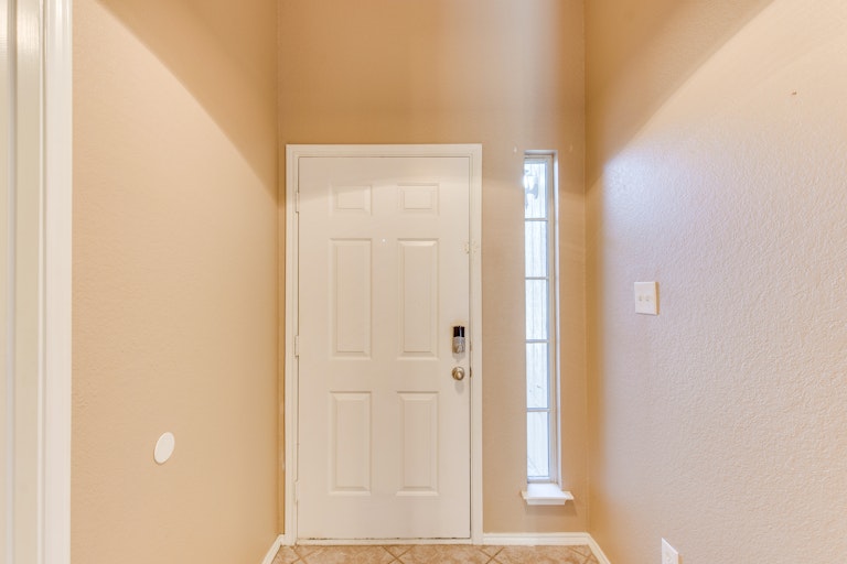 Photo 8 of 28 - 5717 Magnum Dr, Arlington, TX 76018