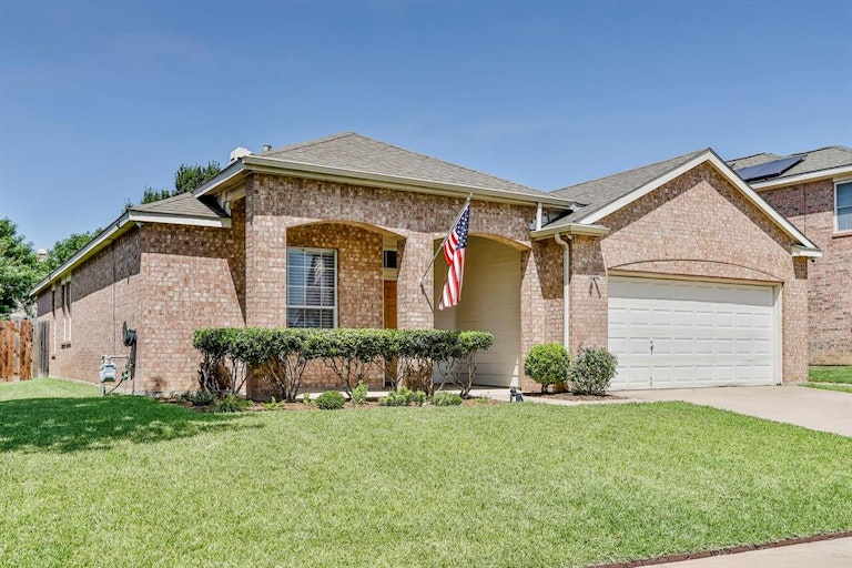 Photo 2 of 28 - 8429 Greylock Ct, Fort Worth, TX 76137