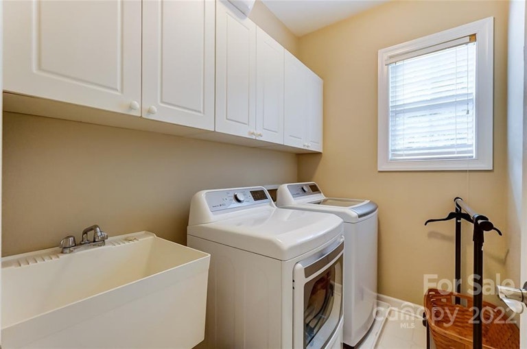 Photo 35 of 47 - 12229 Danielle Christina Ct, Charlotte, NC 28216