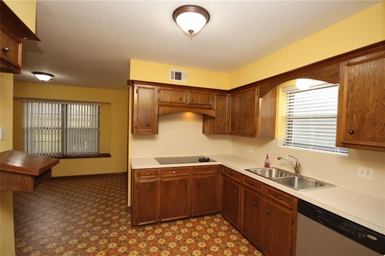 Photo 8 of 31 - 7507 Renmark Ln, Houston, TX 77070
