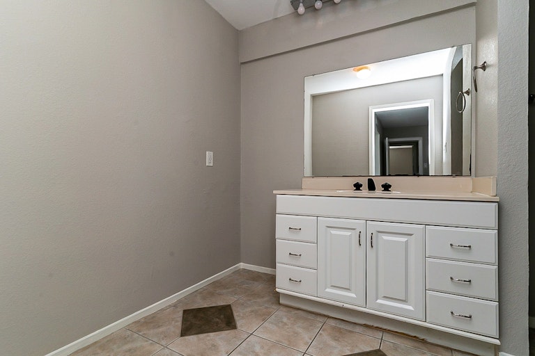 Photo 18 of 23 - 638 Michael Dr, Grand Prairie, TX 75052