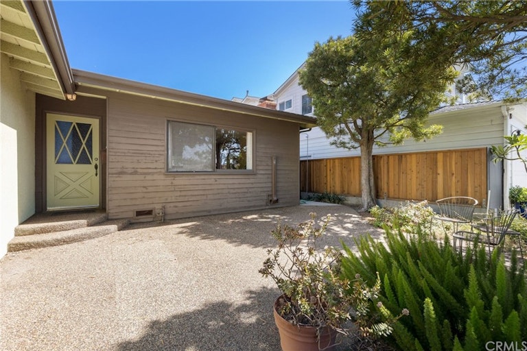 Photo 4 of 36 - 1331 Gates Ave, Manhattan Beach, CA 90266
