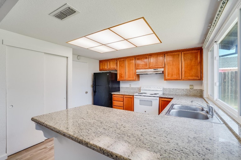 Photo 11 of 36 - 4636 Baywind Dr, Sacramento, CA 95838