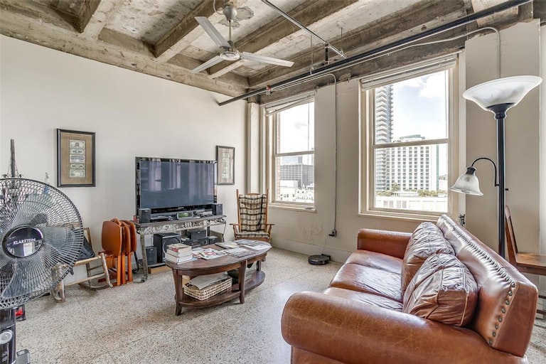 Photo 7 of 30 - 221 W Lancaster Ave #7010, Fort Worth, TX 76102