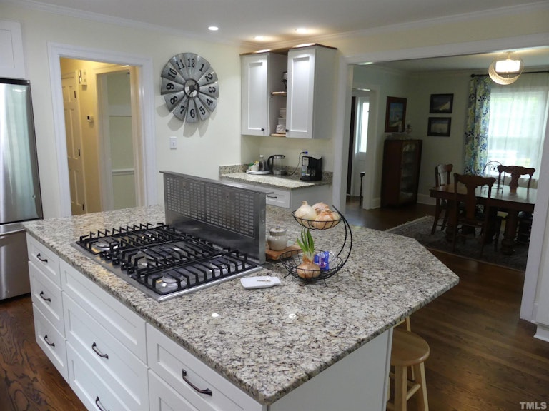 Photo 9 of 45 - 6901 Woodmere Dr, Raleigh, NC 27612
